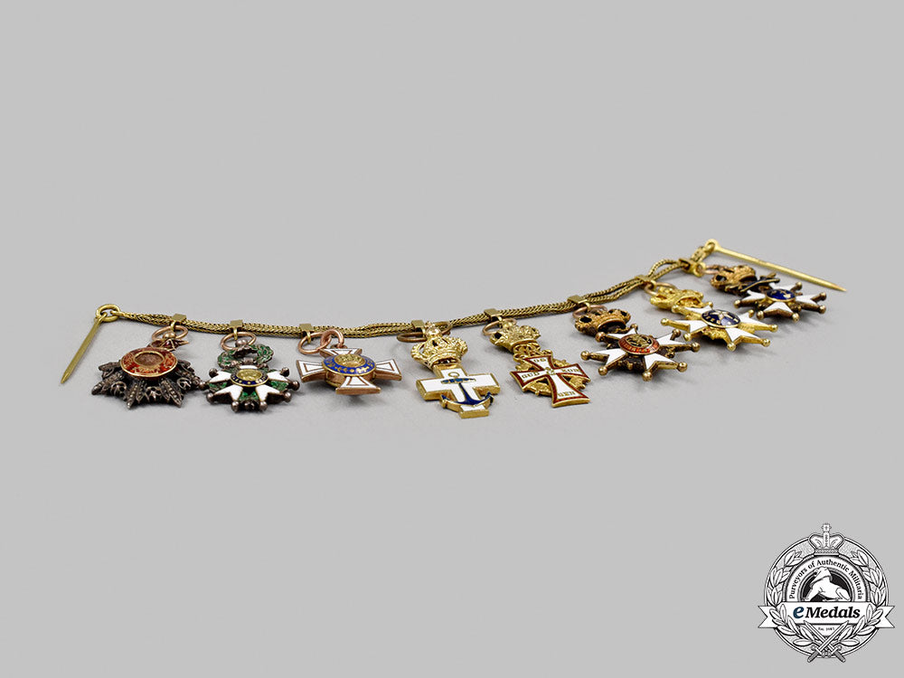 international._a_miniature_chain_of_world_orders_in_gold,_c.1930_060_m21_mnc9451_1
