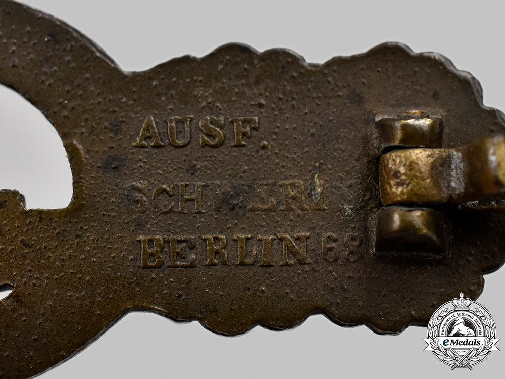 germany,_kriegsmarine._a_u-_boat_clasp,_second_pattern_bronze_grade,_by_schwerin_06_m21_mnc0645_1_1