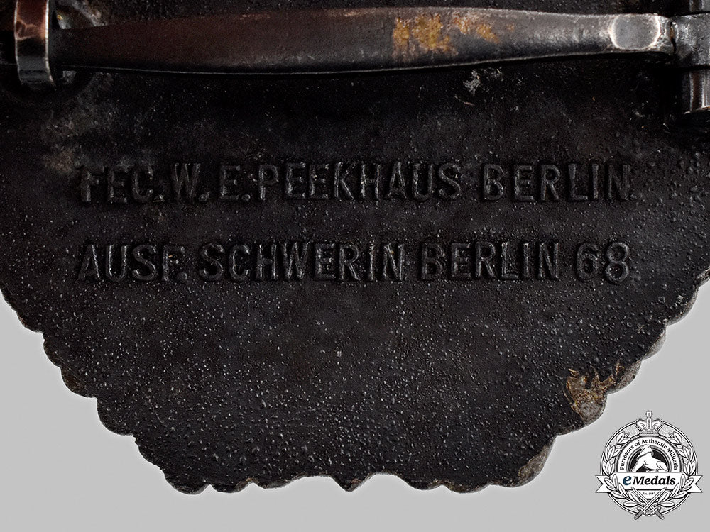 germany,_kriegsmarine._an_e-_boat_war_badge,_type_ii,_by_schwerin_109_m21_mnc9685_1_1