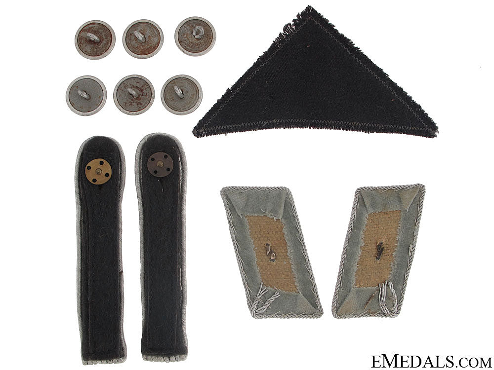 drk-_german_red_cross_officer’s_lot_of_insignia_12.jpg50b63b0669b9f