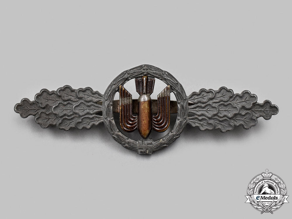 germany,_luftwaffe._a_bomber_clasp,_silver_grade_with_case,_by_funcke&_brüninghaus_26_m21_mnc4901_1_1