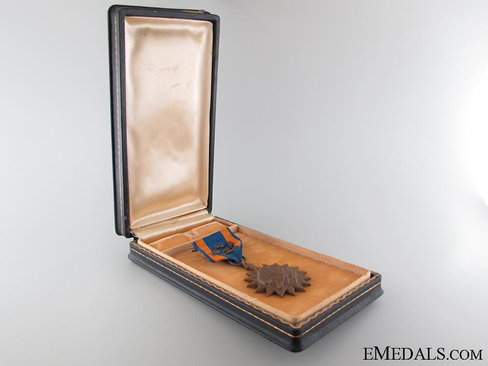 a1943_air_medal_with5_oak_leaf_clusters_to701_squadron_2.jpg531dbc3a3d435