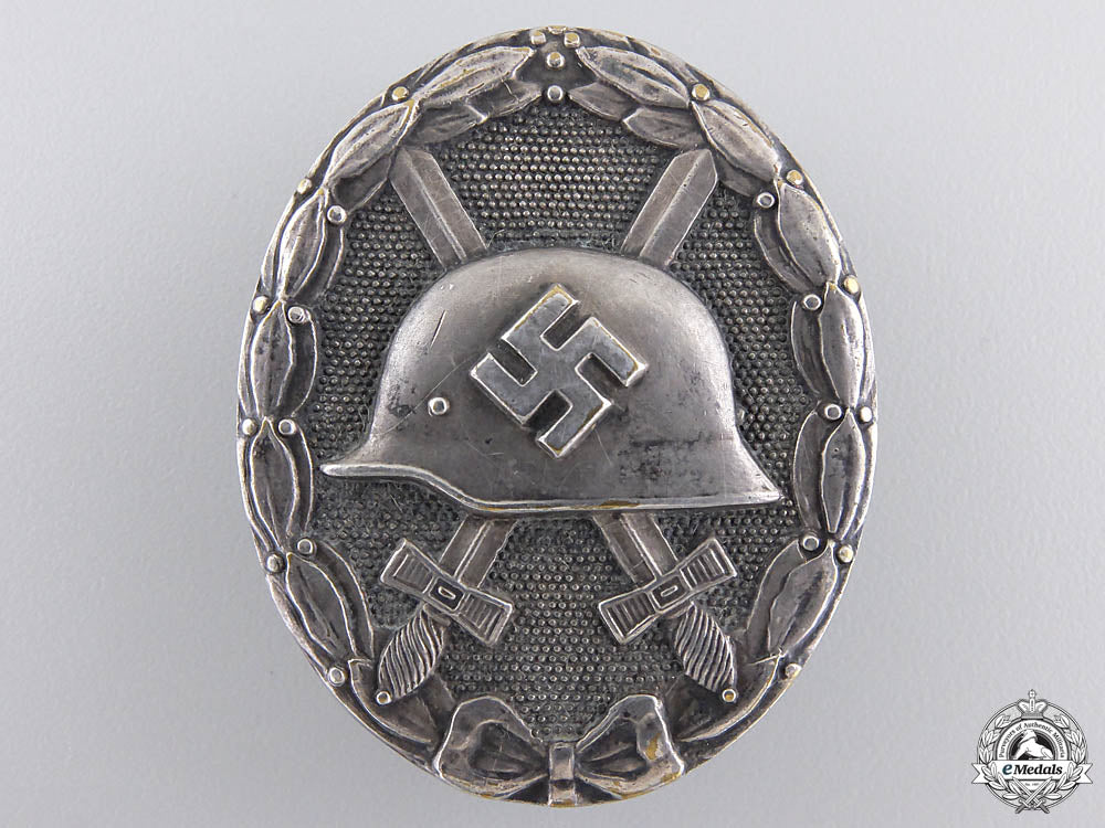 a_silver_grade_wound_badge;_marked30_with_case_2.jpg5597ecefca960