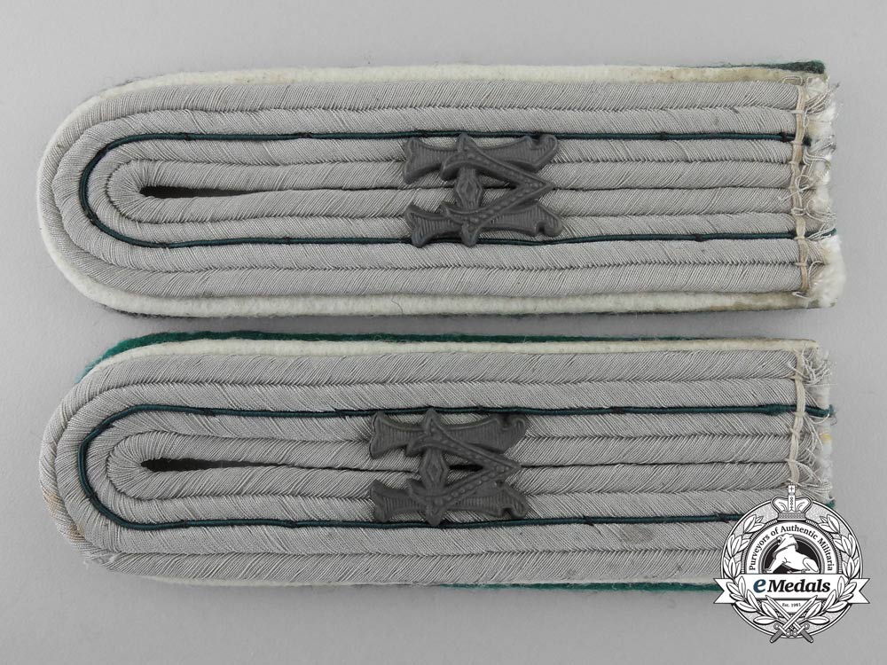 germany._an_army_administration_oberleutnant's_shoulder_board_pair_4_4