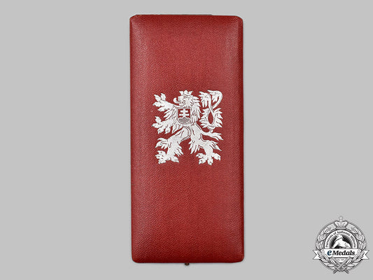 czechoslovakia,_republic._and_order_of_the_white_lion,_v_class_knight_case_by_karnet&_kysely,_c.1935_55_m21_mnc8004