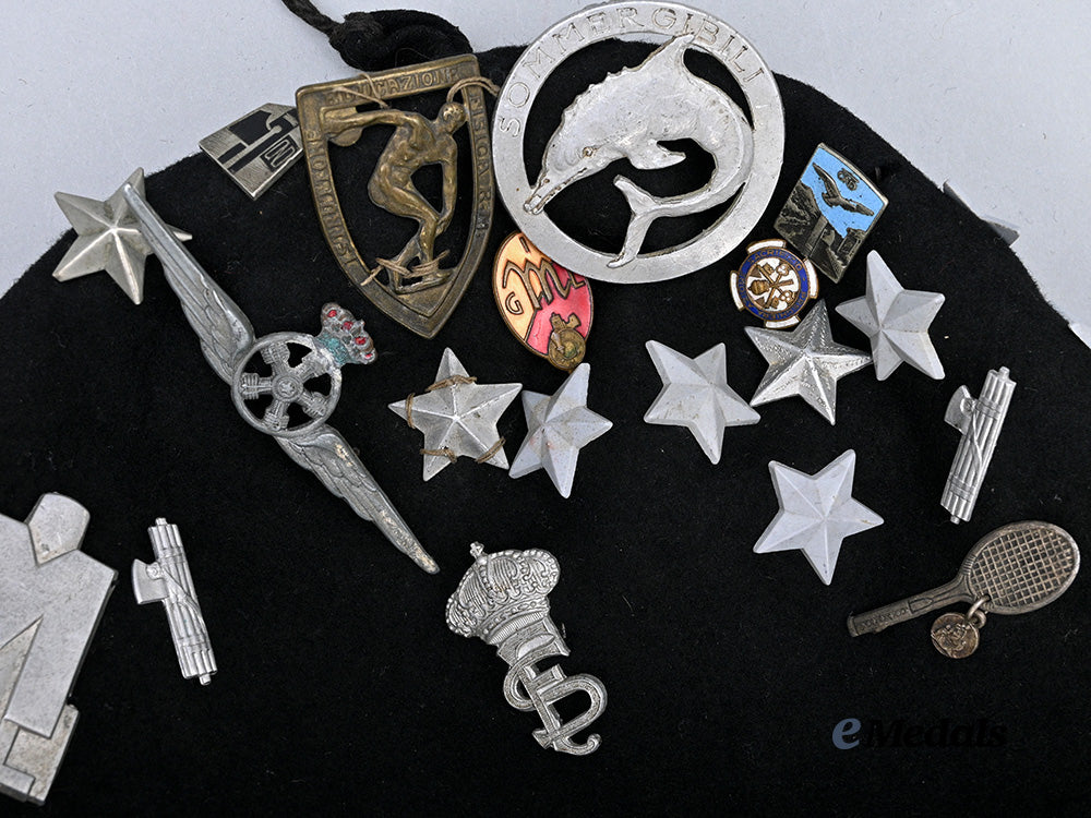 italy,_fascist_state._a_youth_g_i_l_fez_with_badges_and_pins_e_medals__e_u24899_10