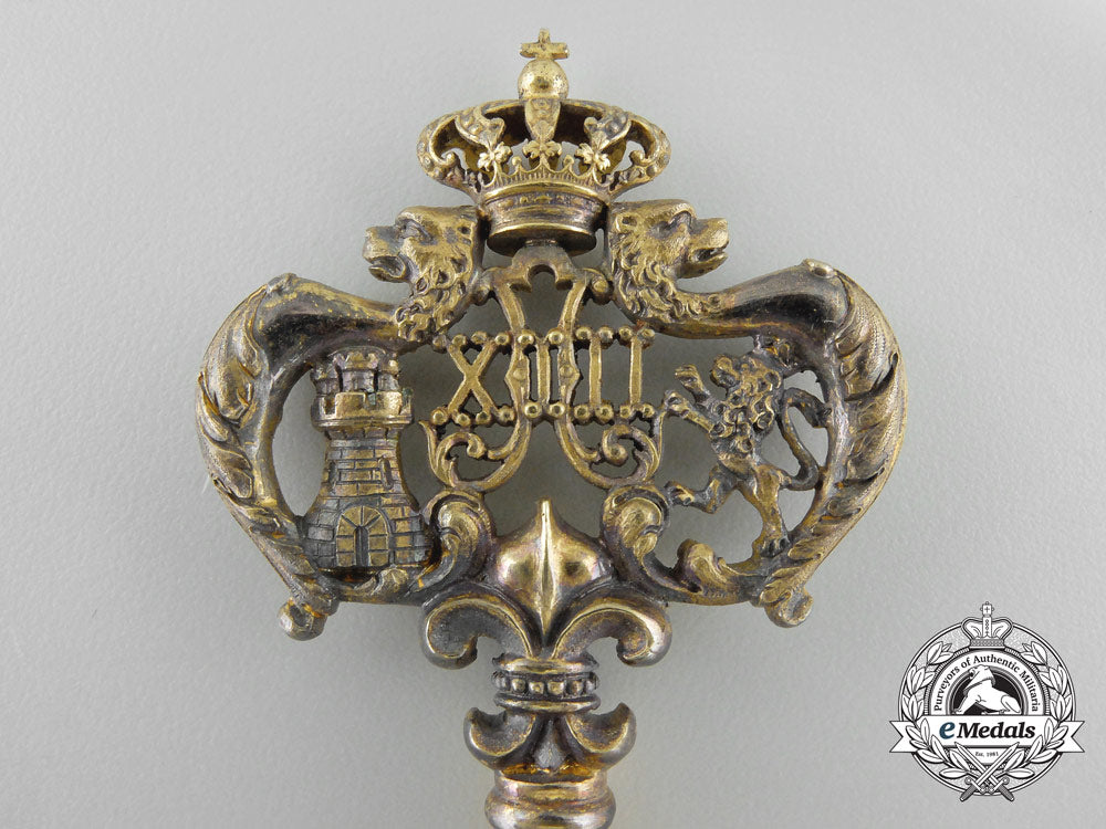 a_king_alfonso_xiii_court/_privy_chamber_key,_cased_8_1