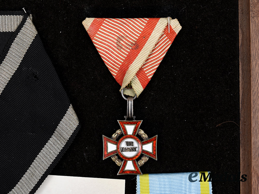 germany,_imperial._a_unique_manfred_von_richthofen_award_display,_with_authentic_and_exhibition_decorations__a_i1_0145