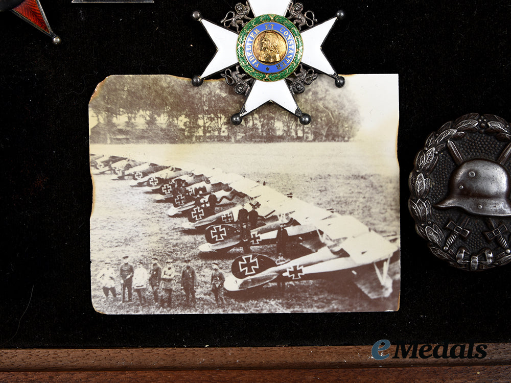 germany,_imperial._a_unique_manfred_von_richthofen_award_display,_with_authentic_and_exhibition_decorations__a_i1_0149