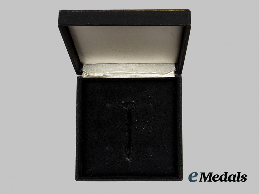 germany,_third_reich._a_large_case_for_a_german_cross_in_gold,_variation_v__a_i1_0383