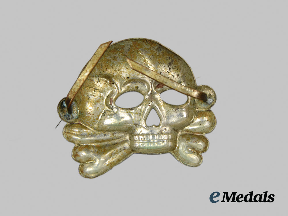 germany,_third_reich._a_waffen-_s_s_totenkopf_visor_cap_insignia-_type_i__a_i1_0400