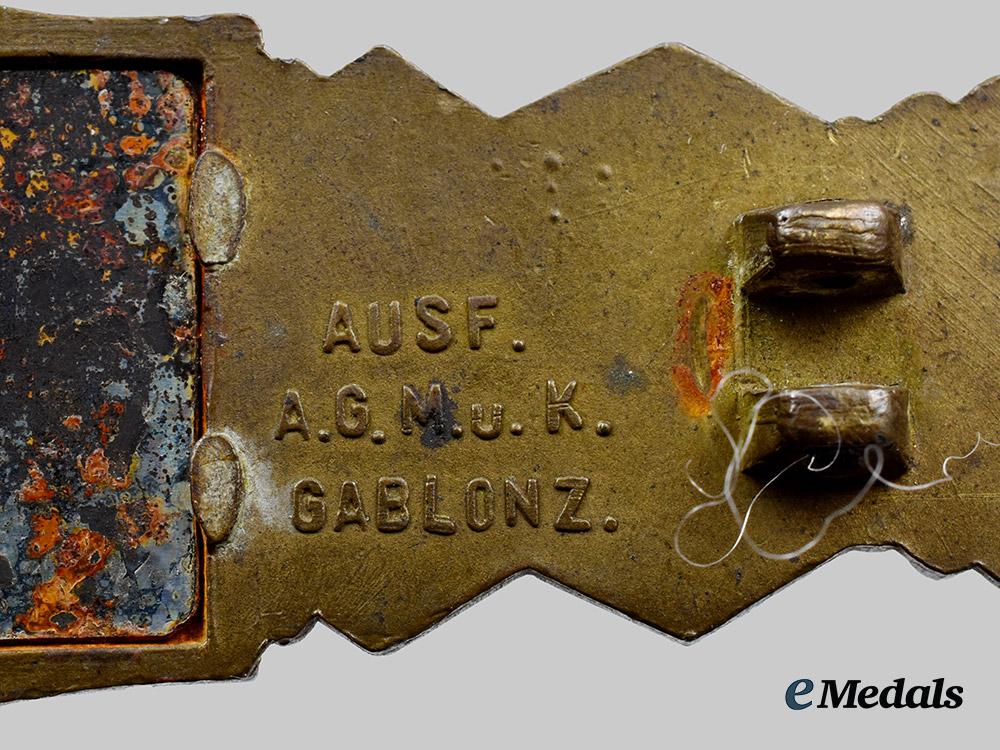 germany,_wehrmacht._a_close_combat_clasp,_bronze_grade,_by_arbeitsgemeinschaft_metall_und_kunststoff__a_i1_4859