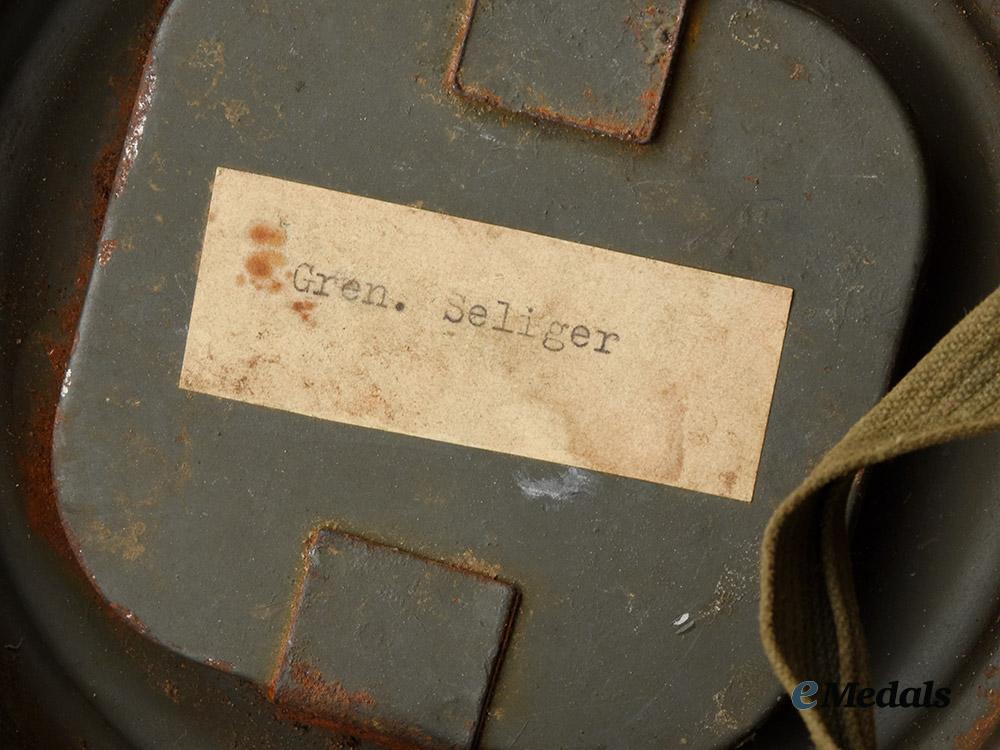 germany,_wehrmacht._a1940_gas_mask,_with_case,_owner-_attributed_example__a_i1_5609