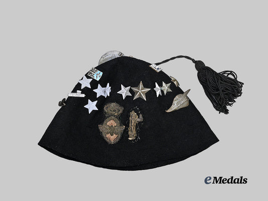 italy,_fascist_state._a_youth_g_i_l_fez_with_badges_and_pins_e_medals__e_u24899_4