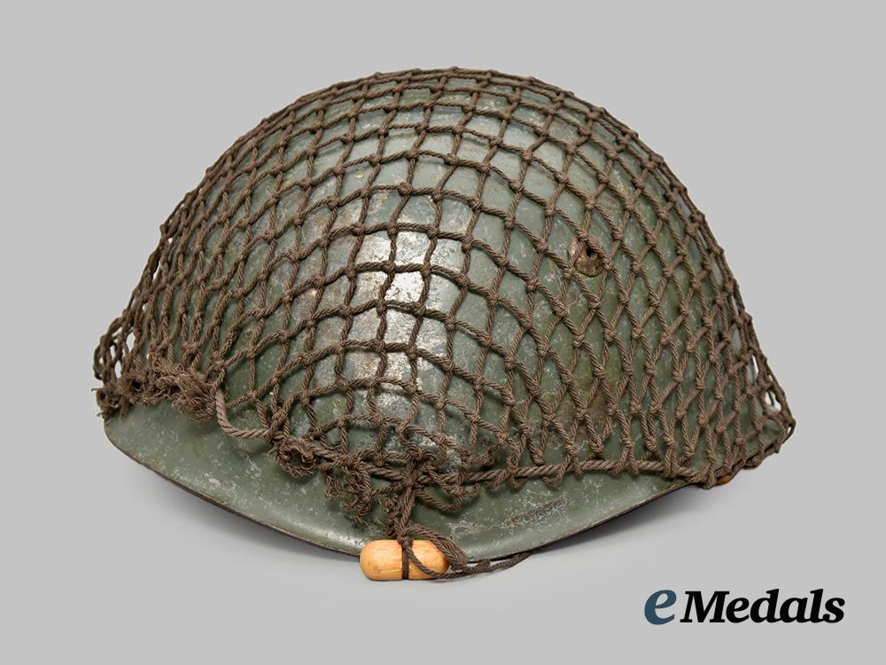 italy,_kingdom._an_m33_steel_helmet,_owner-_attributed,_with_net___m_n_c0061