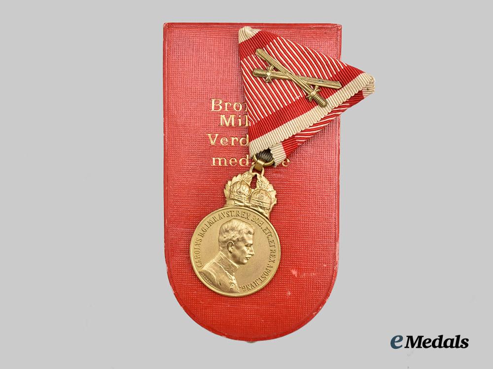 austria,_imperial._a_military_merit_medal,_bronze_medal_with_case___m_n_c0215