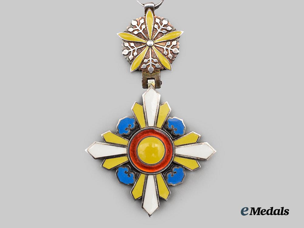 japan,_manchukuo_empire._an_order_of_the_auspicious_clouds,_v_i._class_badge___m_n_c0226