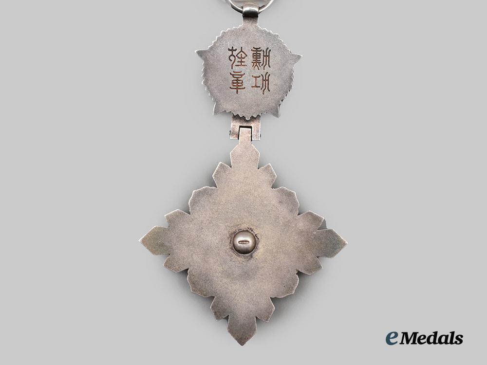 japan,_manchukuo_empire._an_order_of_the_auspicious_clouds,_v_i._class_badge___m_n_c0228
