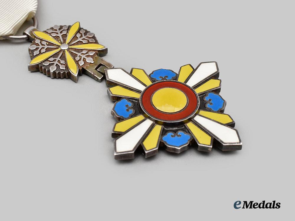 japan,_manchukuo_empire._an_order_of_the_auspicious_clouds,_v_i._class_badge___m_n_c0229