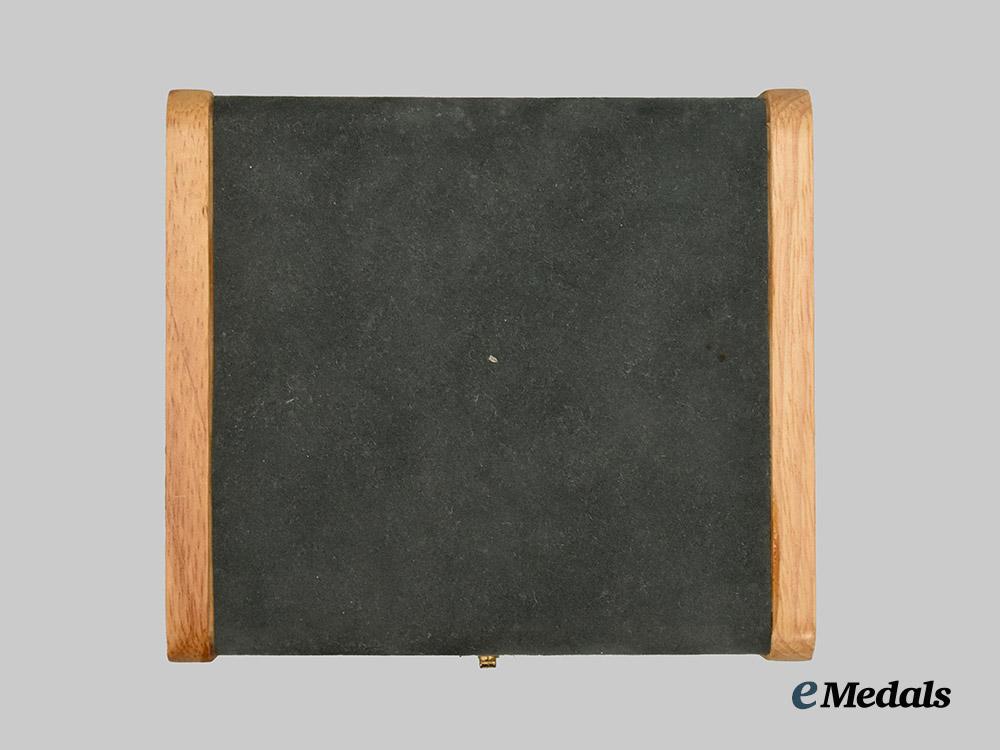 united_kingdom._an_r_m_s_carpathia_medal,_museum_example,_in_case___m_n_c0232