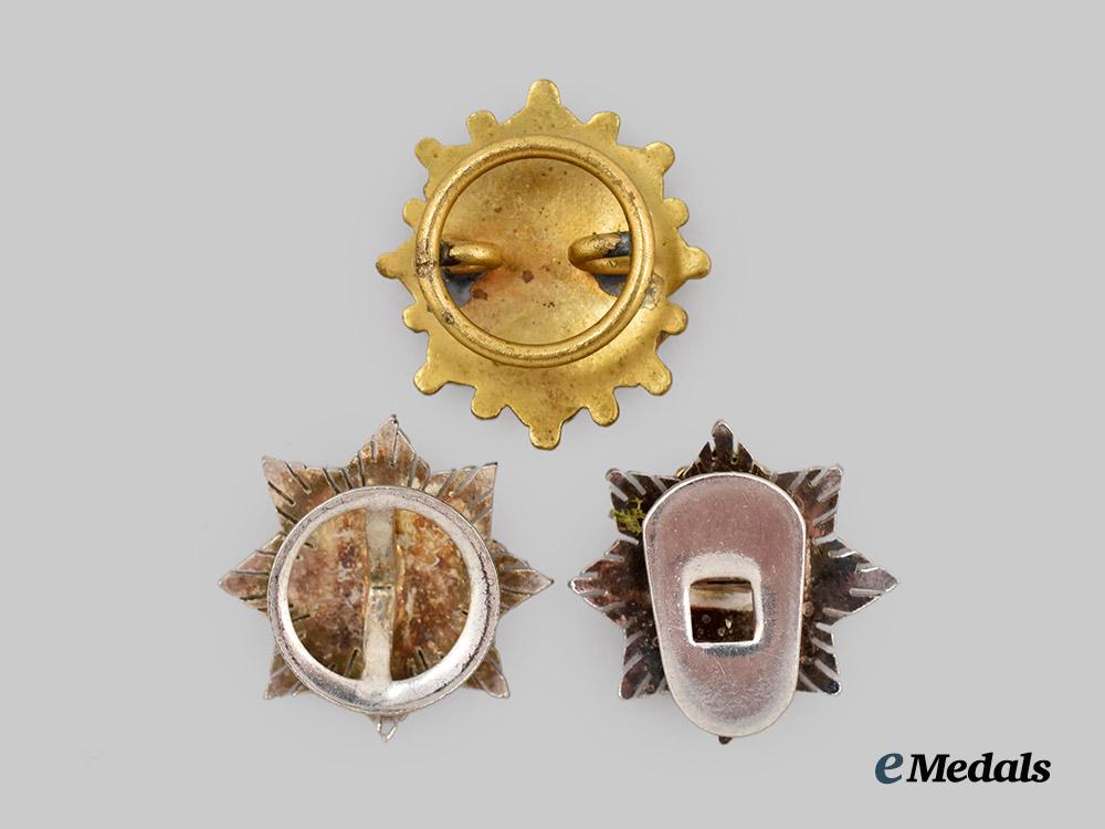 spain,_kingdom._a_lot_of_three_miniature_boutonnieres___m_n_c0237