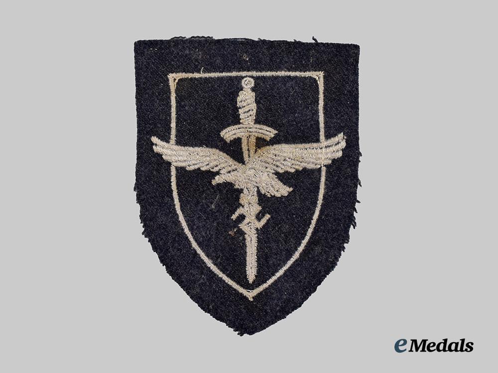 germany,_luftwaffe._a_female_flak_helper’s_sleeve_insignia___m_n_c0514