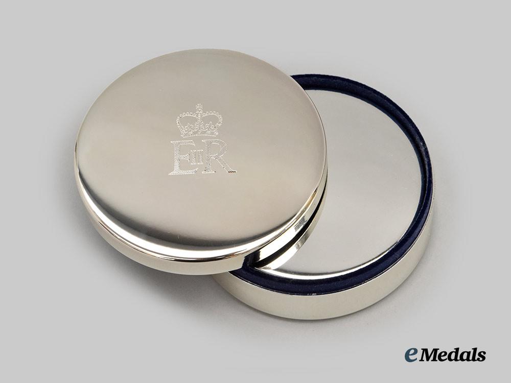 united_kingdom._her_majesty_queen_elizabeth_i_i.2008_christmas_gift_of_a_set_of_coasters,_boxed___m_n_c0572