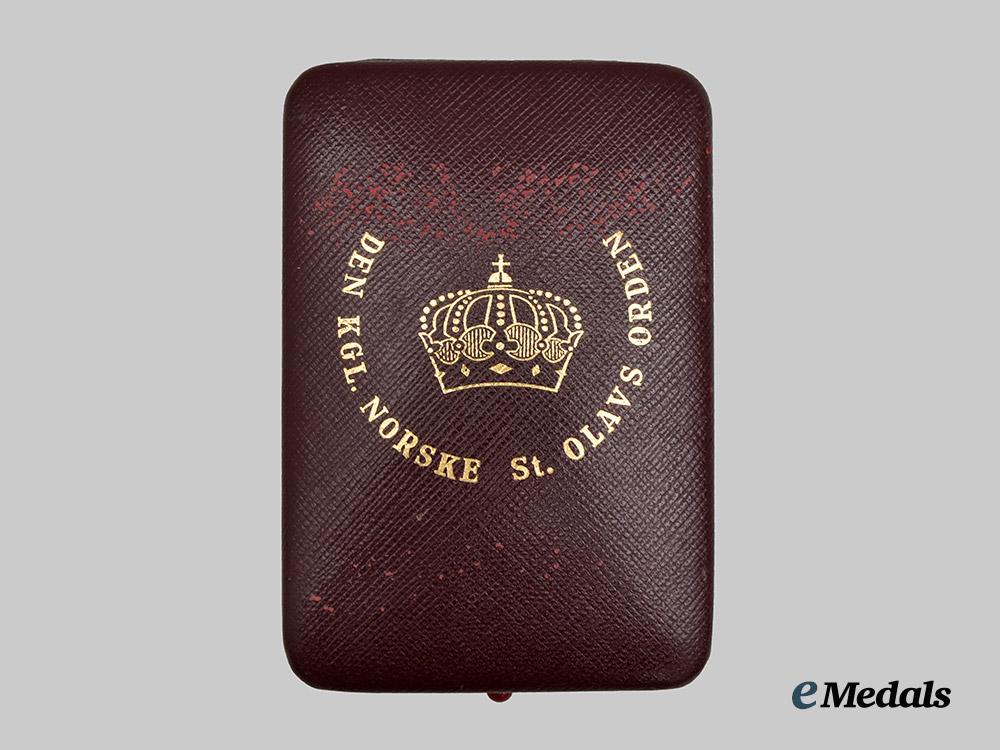 norway,_kingdom._an_order_of_olaf_in_gold,_i_class_knight_with_swords,_c.1920___m_n_c0584