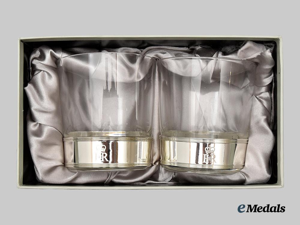 united_kingdom._her_majesty_queen_elizabeth_i_i._christmas2010_gift_of_two_tumblers,_boxed___m_n_c0611