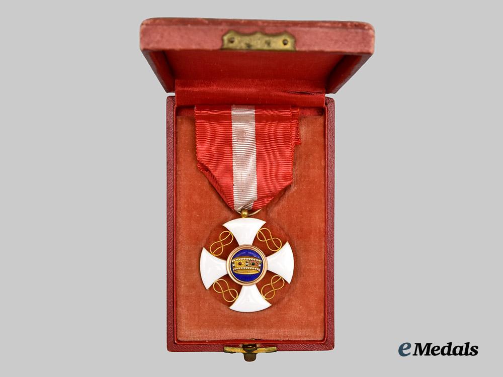 italy,_kingdom._an_order_of_the_crown_of_italy_in_gold,_knight,_in_case___m_n_c0612