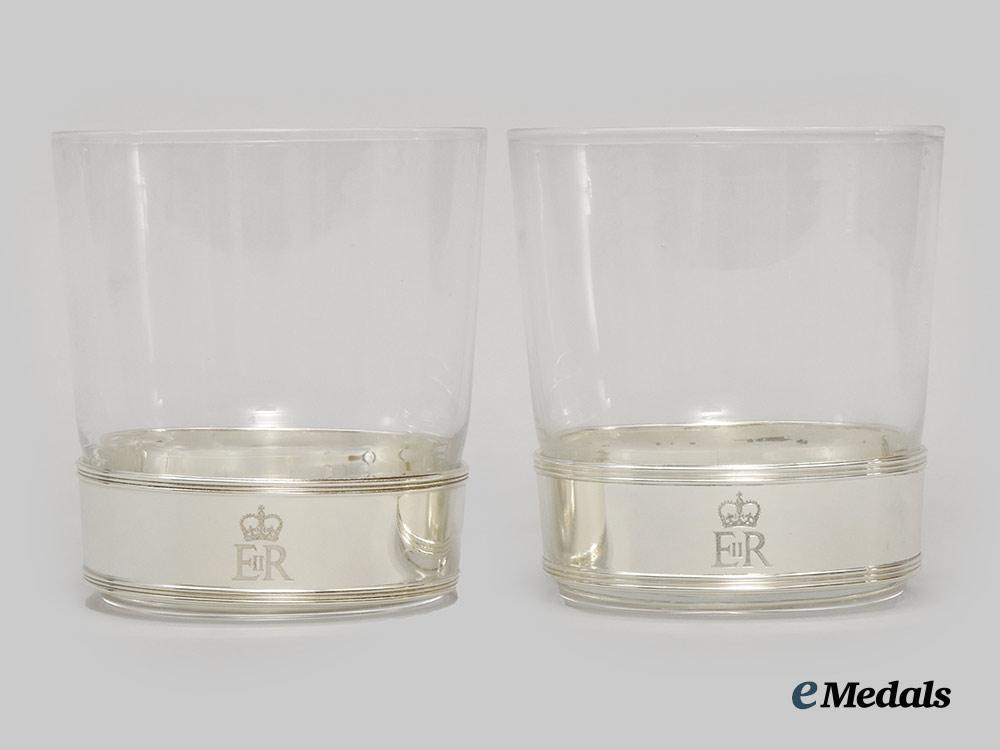 united_kingdom._her_majesty_queen_elizabeth_i_i._christmas2010_gift_of_two_tumblers,_boxed___m_n_c0614