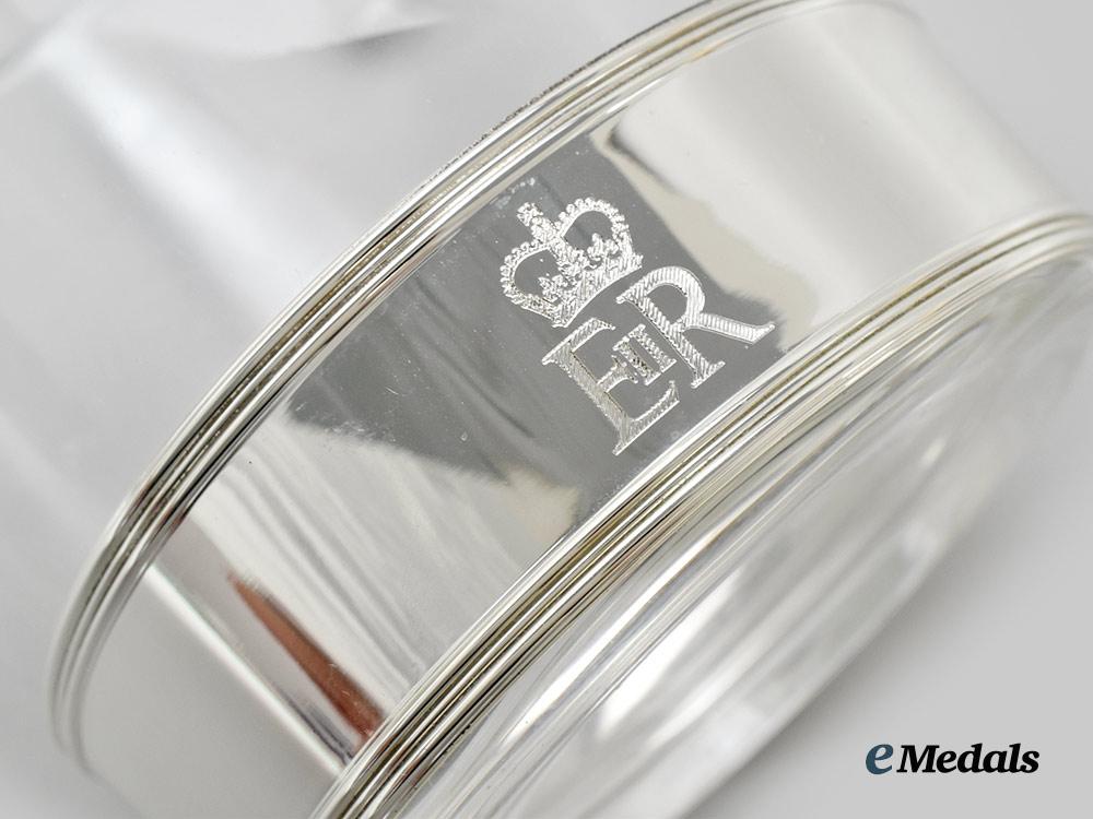 united_kingdom._her_majesty_queen_elizabeth_i_i._christmas2010_gift_of_two_tumblers,_boxed___m_n_c0620