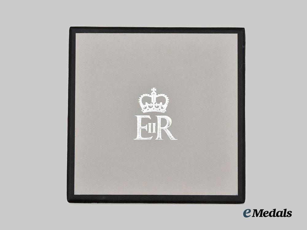 united_kingdom._her_majesty_queen_elizabeth_i_i._christmas2014_gift_of_a_small_jewelry_box,_boxed___m_n_c0630