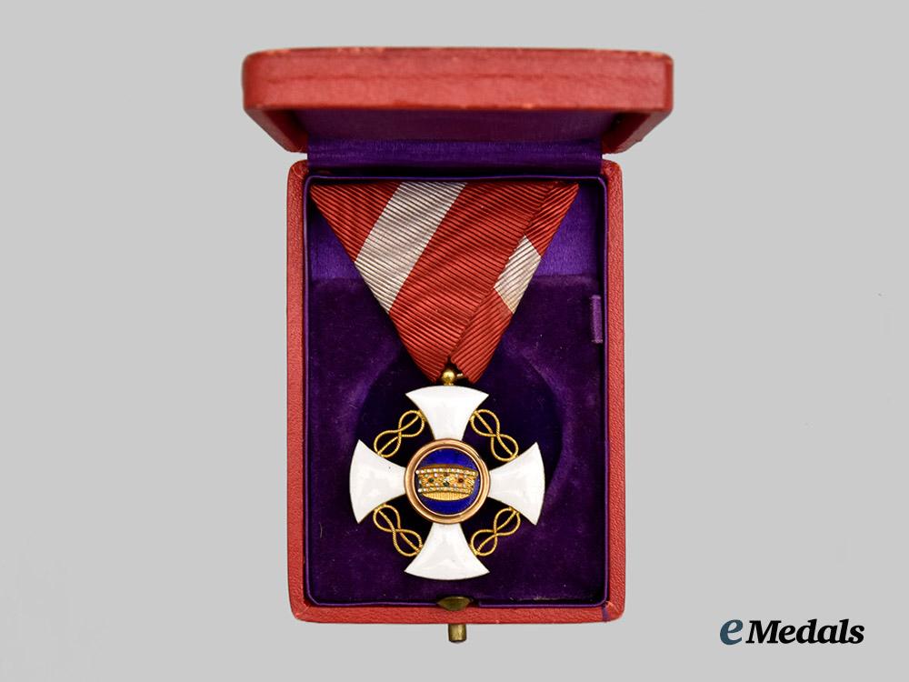 italy,_kingdom._an_order_of_the_crown_of_italy_in_gold,_knight_in_case___m_n_c0638