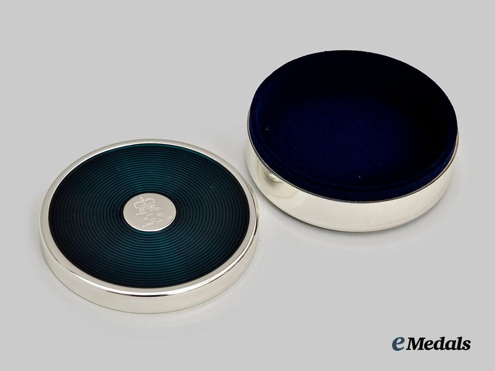 united_kingdom._her_majesty_queen_elizabeth_i_i._christmas2014_gift_of_a_small_jewelry_box,_boxed___m_n_c0642