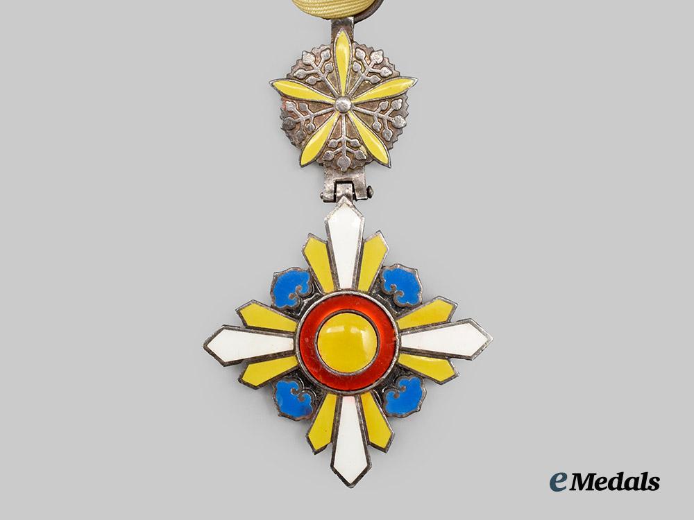 japan,_manchukuo_empire._an_order_of_the_auspicious_clouds,_sixth_class_badge___m_n_c0677