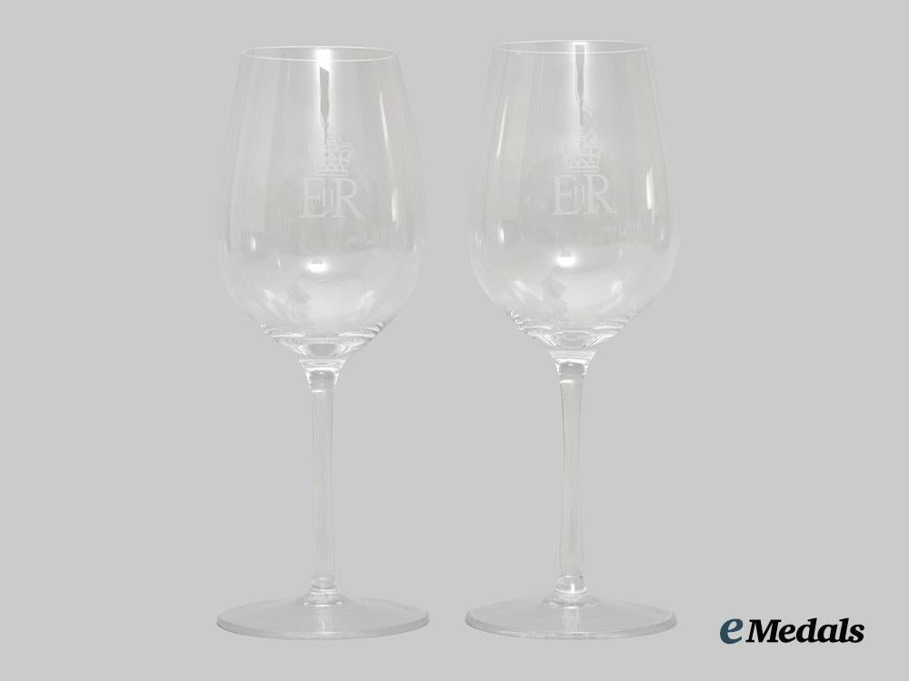 united_kingdom._her_majesty_queen_elizabeth_i_i._christmas2019_gift_of_a_two-_piece_wine_glass_set,_boxed___m_n_c0703