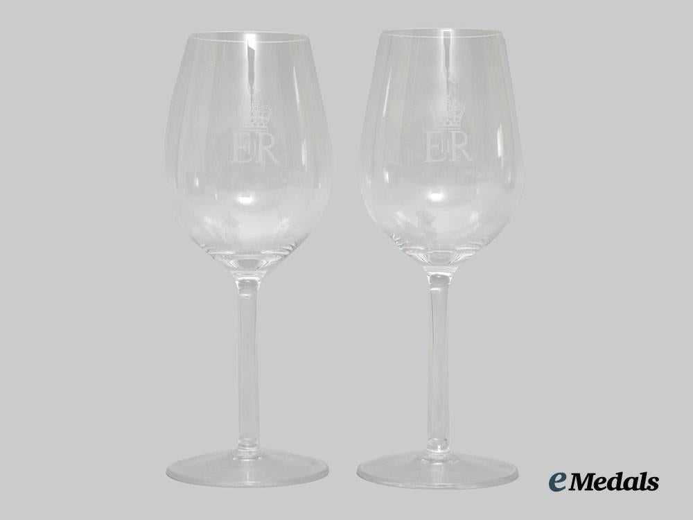united_kingdom._her_majesty_queen_elizabeth_i_i._christmas2019_gift_of_a_two-_piece_wine_glass_set,_boxed___m_n_c0704