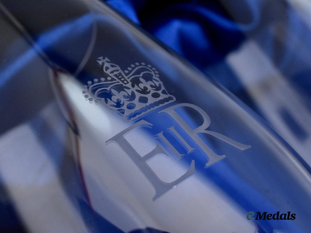 united_kingdom._her_majesty_queen_elizabeth_i_i._christmas2019_gift_of_a_two-_piece_wine_glass_set,_boxed___m_n_c0711