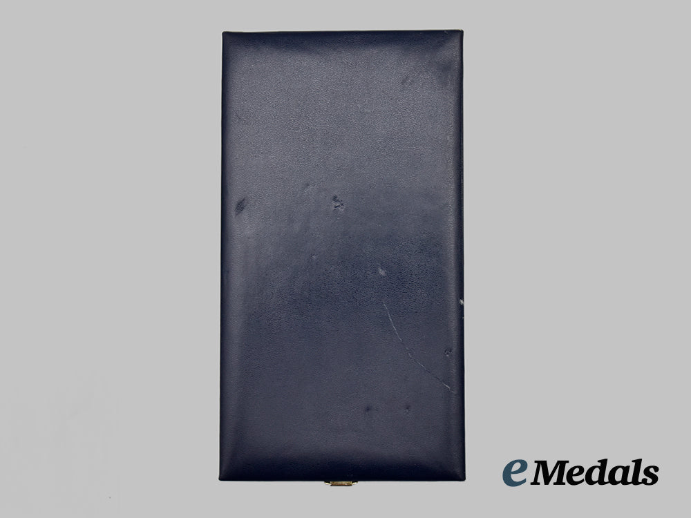 spain,_kingdom._a_gold_medal_of_merit_in_the_fine_arts_to_geraldine_chaplin(_daughter_of_charlie_chaplin)___m_n_c0737