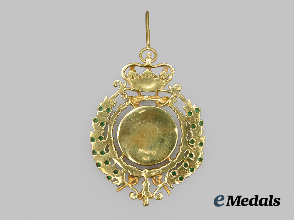 spain,_kingdom._a_gold_medal_of_merit_in_the_fine_arts_to_geraldine_chaplin(_daughter_of_charlie_chaplin)___m_n_c0747