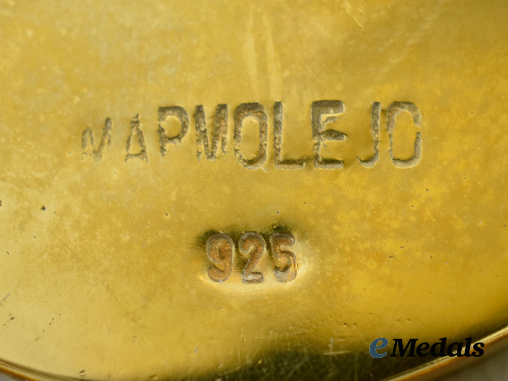 spain,_kingdom._a_gold_medal_of_merit_in_the_fine_arts_to_geraldine_chaplin(_daughter_of_charlie_chaplin)___m_n_c0752