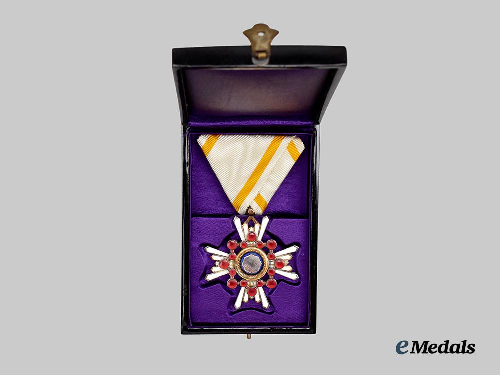 japan,_empire._an_order_of_the_sacred_treasure,_v_class_in_case___m_n_c1112