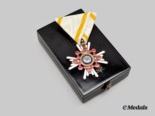 japan,_empire._an_order_of_the_sacred_treasure,_v_class_in_case___m_n_c1114