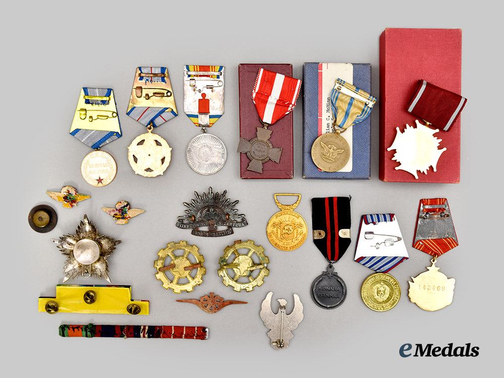 australia,_bulgaria,_finland,_france,_iran,_ivory_coast,_poland,_romania,_united_kingdom,_united_states,_yugoslavia._lot_of_twelve_medals_and_ten_assorted_badges_and_ribbon_bars___m_n_c1166