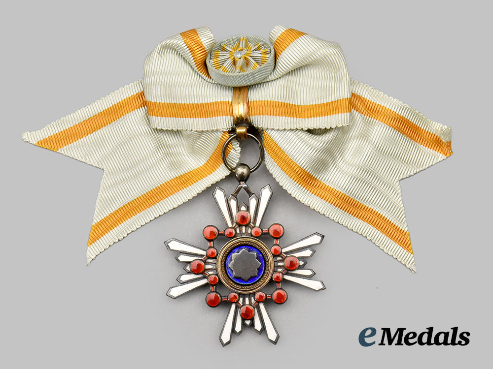 japan,_empire._an_order_of_the_sacred_treasure,_i_v_class_with_case_for_ladies___m_n_c1416