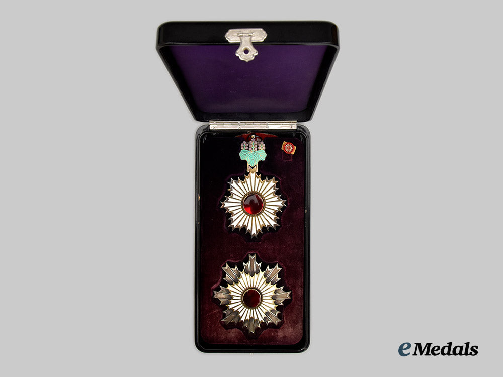 japan,_monarchy._an_order_of_the_rising_sun,_i_class_grand_cordon,_with_award_document_to_ex-_u_s_secretary_of_state_colin_l._powell___m_n_c1527