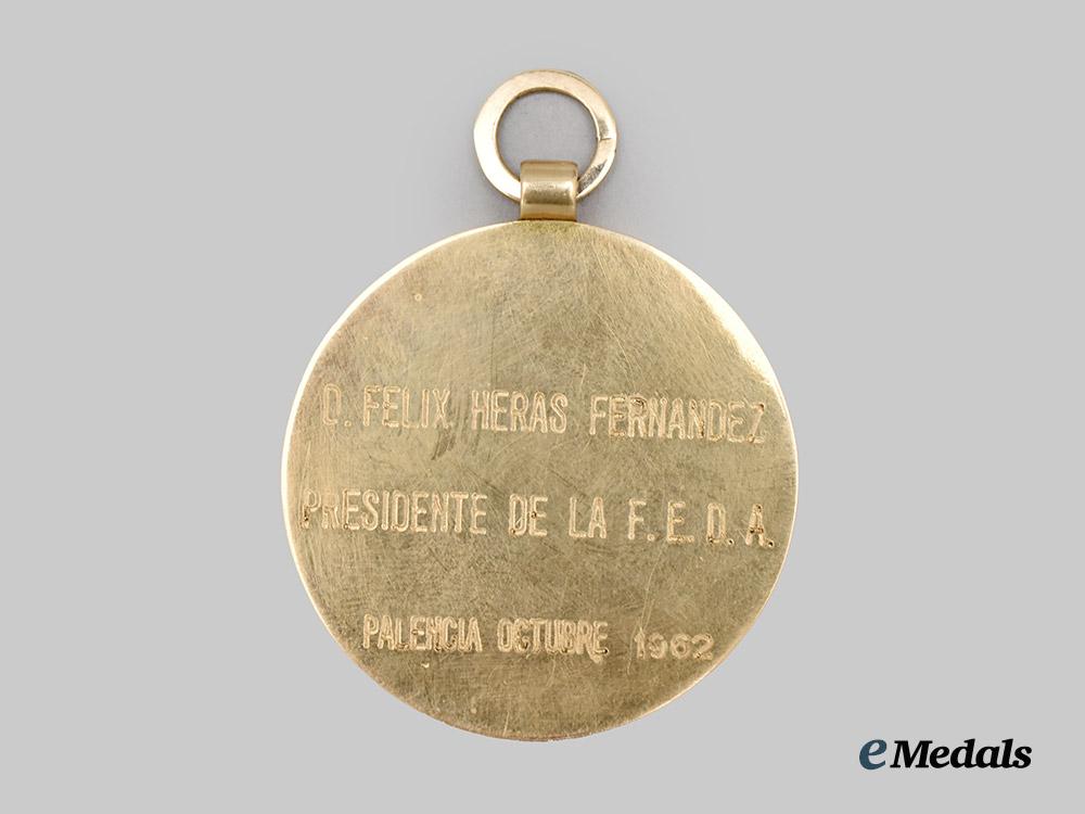 spain,_republic._a_palencia_chess_federation_medal_in_gold_to_president_d._felix_heras_fernandez,1962___m_n_c1824