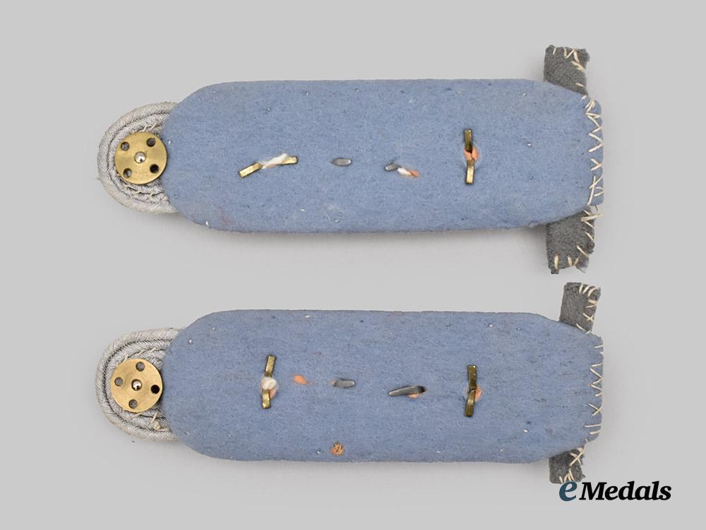 germany,_heer._a_set_of_medical_oberst_shoulder_boards___m_n_c2100