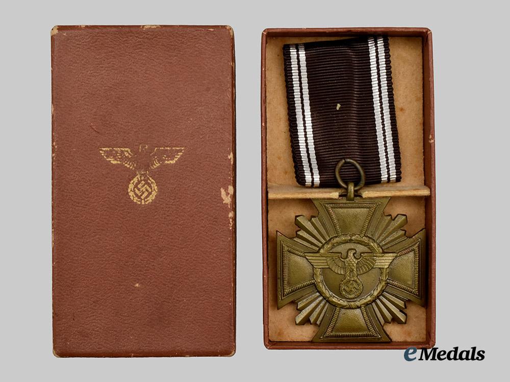 germany,_n_s_d_a_p._a_long_service_award,_i_i_i_class_for10_years_with_case,_by_förster&_barth___m_n_c2204